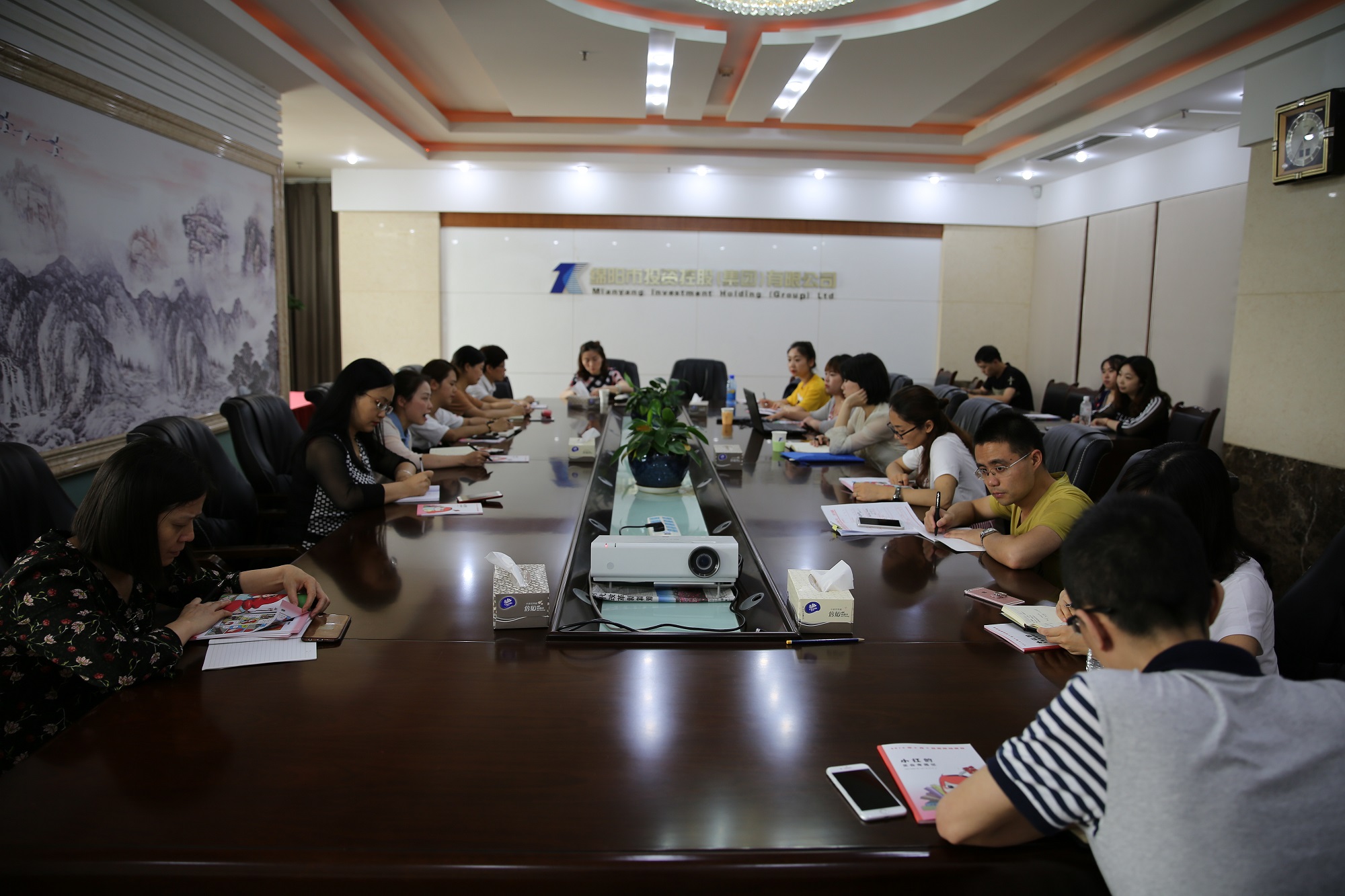 走進檔案 強化培訓 提升管理——綿投集團組織召開“國際檔案日”宣貫及業務培訓會