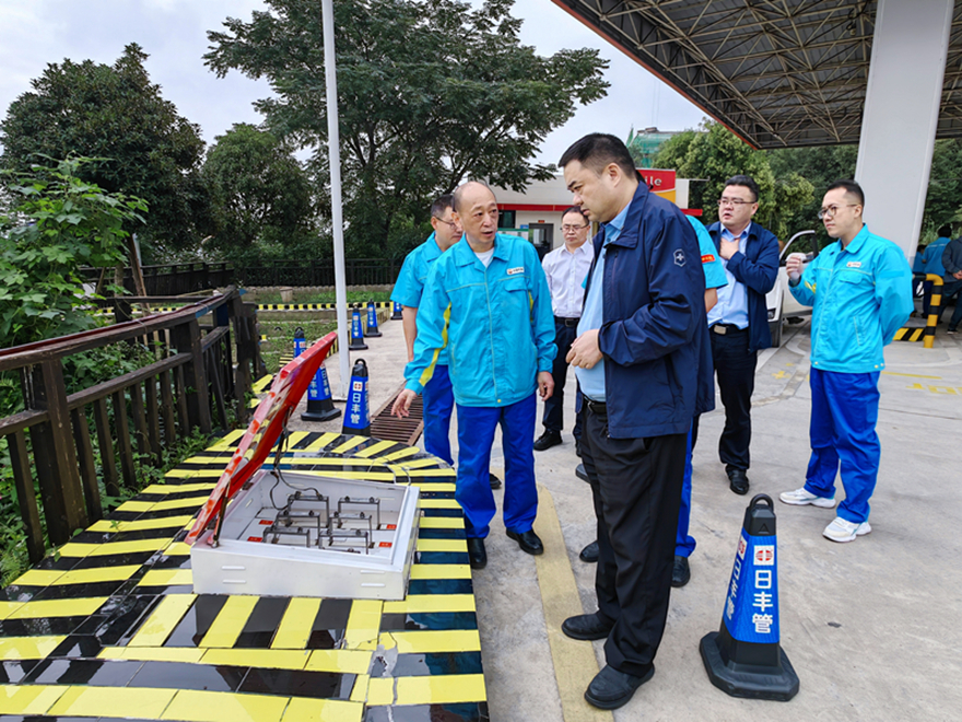 圖1：集團(tuán)黨委書(shū)記、董事長(zhǎng)肖林督導(dǎo)加油站安全工作
