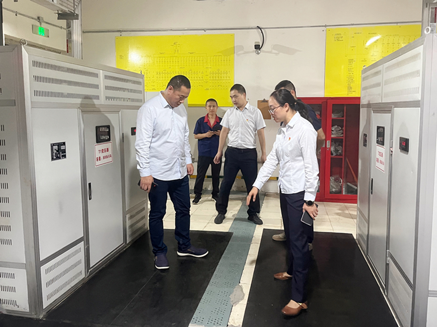 圖2：集團(tuán)黨委副書(shū)記、總經(jīng)理孫瑞云督導(dǎo)建設(shè)大廈變配電室安全