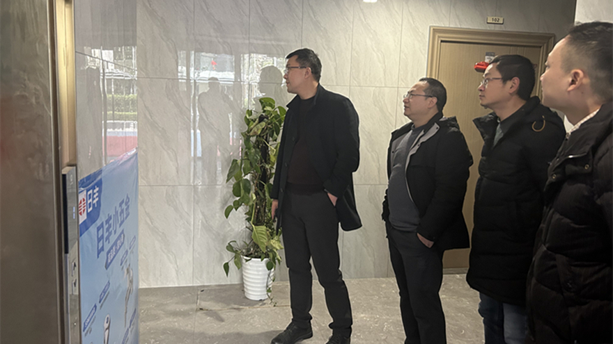 圖四：集團黨委委員、副總經理余佰宣督導綿投置地安全工作